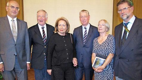 Ehrengäste bei der Jubiläumsveranstaltung der Casimiriana war auch die Familie Hansen. Von links: Oberstudiendirektor Burkhard Spachmann, Karsten Hansen und dessen Ehefrau Dörte Hansen, Prof. Eckart Conze sowie Frauke Hansen und Hans Herold Wangemann von der Casimiriana Foto: Martin Koch