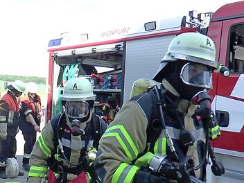 Für 15 500 Euro beschafft die Gemeinde Wonfurt den diesjährigen Bedarf der Feuerwehren Wonfurt, Steinsfeld und Dampfach. Ein größerer Posten sind neue Schutzhelme für die Wonfurter Feuerwehr, deren Kostenanteil bei rund 5000 Euro liegt. Das Foto zeigt die Wonfurter Einsatzkräfte mit ihren noch aktuellen Helmen bei einer Großübung vor zwei Jahren.