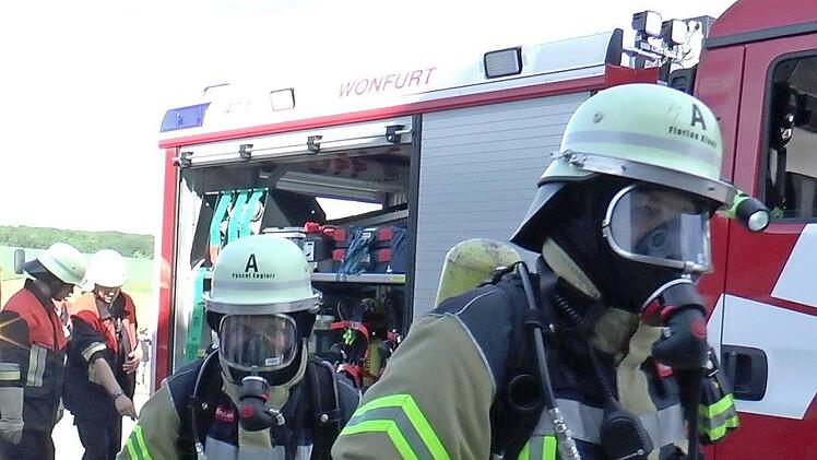 Für 15 500 Euro beschafft die Gemeinde Wonfurt den diesjährigen Bedarf der Feuerwehren Wonfurt, Steinsfeld und Dampfach. Ein größerer Posten sind neue Schutzhelme für die Wonfurter Feuerwehr, deren Kostenanteil bei rund 5000 Euro liegt. Das Foto zeigt die Wonfurter Einsatzkräfte mit ihren noch aktuellen Helmen bei einer Großübung vor zwei Jahren.
