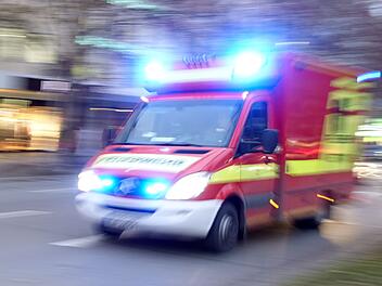 Medizinischer Notfall im Kreis Würzburg: Bus kracht gegen Hauswand, Fahrerin (63) bewusstlos