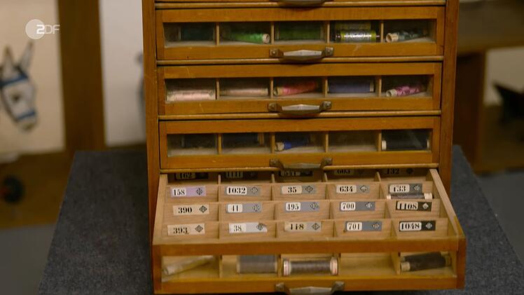 Den Wert des Nähgarn-Schränkchens aus den 1940er- oder 50er-Jahren schätzte der Experte auf 350 bis 420 Euro. Elke Velten zahlte 270 Euro dafür.