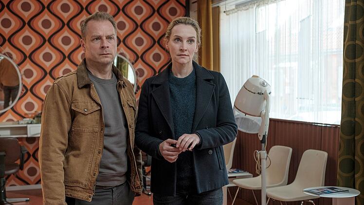Hauke Jacobs (Hinnerk Sch&ouml;nemann) und Hannah Wagner (Jana Klinge) ermitteln im Mordfall Jon Merseburg und landen dabei im Laden von Friseurin Grit Hartmann.