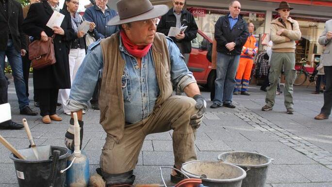 Gunter Demnig, K&uuml;nstler und Ideengeber, bei der Stolpersteinverlegung in der Stadt. Fotos: Luga-Braun