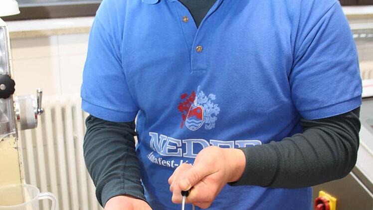 Felix Zirnsack bringt das gequetschte Malz zum Einmaischen.