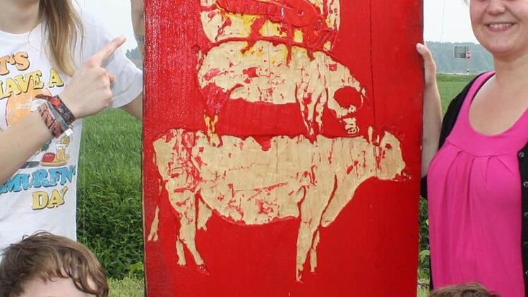 Stefan, Jasmin (hinten), Konstantin und Paul mit dem unter Leitung der Künstlerin gefertigten Druckstock