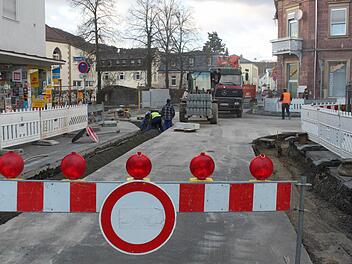 Derzeit wird die Kreuzung zwischen Max- und Hemmerichstraße erneuert, Wenn das Wetter mitspielt, können die Arbeiten am Samstag abgeschlossen werden. Foto: Thomas Mäuser