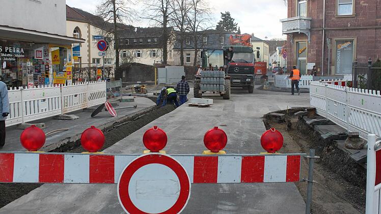 Derzeit wird die Kreuzung zwischen Max- und Hemmerichstraße erneuert, Wenn das Wetter mitspielt, können die Arbeiten am Samstag abgeschlossen werden. Foto: Thomas Mäuser