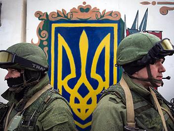 Bewaffnete in der Nähe von Simferopol auf der Krim Foto: Alexej Furman/dpa