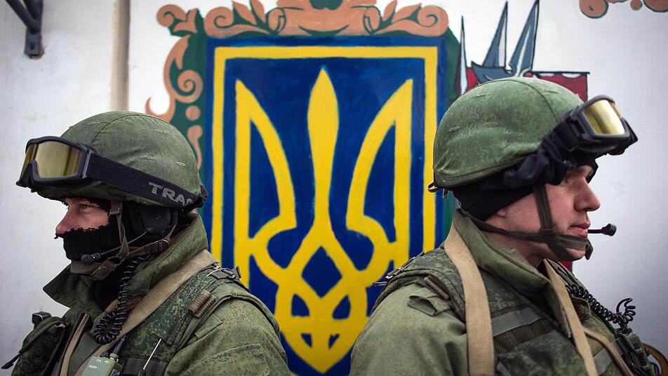 Bewaffnete in der Nähe von Simferopol auf der Krim Foto: Alexej Furman/dpa