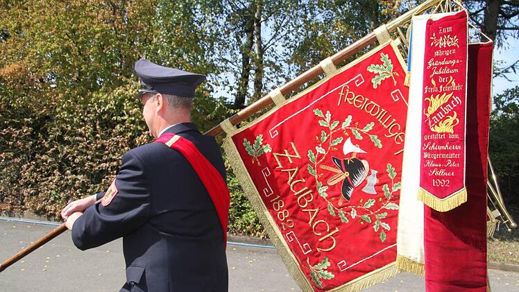 Weit war der Marsch der Fahnenträger nicht, er führte nur übers Festgelände quer durch die Halle.Foto: Sonja Adam