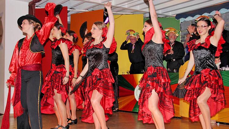 Die Elferratsgarde tanzte bei den Faschings-Prunksitzungen im Dicken Turm zu spanischen Rhythmen. Trainiert wird sie von Monika Petsch. Foto: Dieter Britz