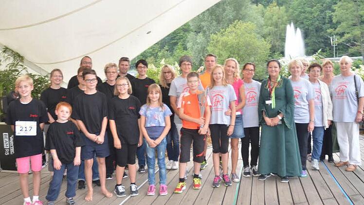 Die Vertreter der drei stärksten Gruppen im Nordic Walking und Walking-Lauf über 4 Kilometer mit Martina Stauch, die den Wanderpokal überreichte.  Foto: Karl-Heinz Hofmann