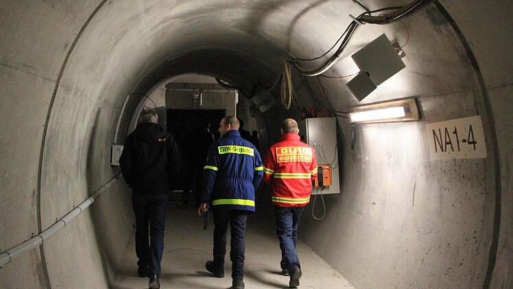 Über Rettungsstollen dringen die Einsatzkräfte im Ernstfall zu den im Tunnel stehenden Zügen vor. Die Stollen führen zu Rettungsschächten mit 2,5 Meter breiten Betonwendeltreppen - aber ohne Aufzüge. Foto: Matthias Einwag