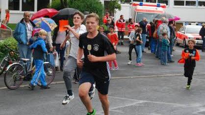 Nicht zu stoppen waren die Kinder beim Spenden-Lauf. Foto: Horst Conze
