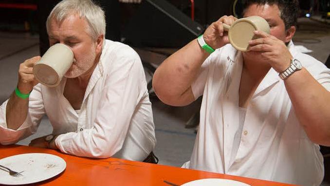 Ein letzter Schluck der Hackepeter-Vertilger vor der Ziellinie.Foto: Walter Ulrich