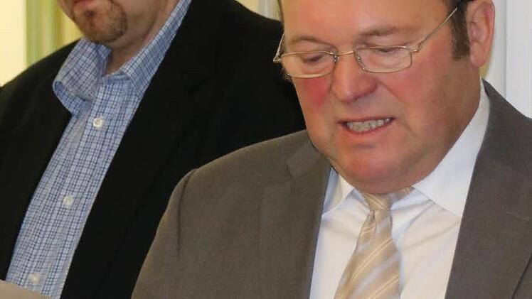 Zweiter Bürgermeister Reinhold Giebfried (rechts) verkündete am Sonntagabend das Ergebnis der Bürgermeisterwahl in Hofheim. Links steht Wahlleiter Oliver Hesse von der VG Hofheim.