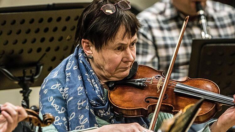 Proben-Impressionen: So bereitet sich der Musizierkreis Neustadt mit seinem Leiter Norbert Luche auf sein Neujahrskonzert am 14. Januar vor.Foto: Jochen Berger
