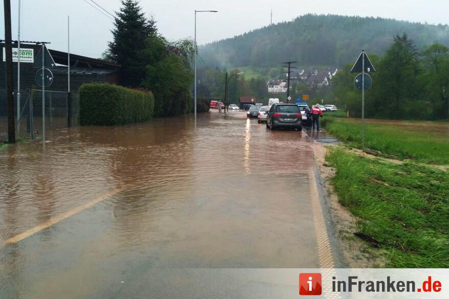 Unwetter über Unterfranken: Straßen überflutet, Keller unter Wasser - Feuerwehr versucht Wassermassen einzudämmen - Straßen teilweise komplett gesperrt