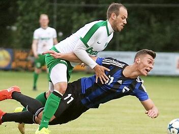 Die wohl entscheidende Szene des Spiels: David Mai wird von Tobias Schrod gehalten und fällt zu Boden. Die Konsequenzen waren ein Platzverweis und ein Freistoßtor von Selmani zum 1:0.  Foto: Matthias Hofmann