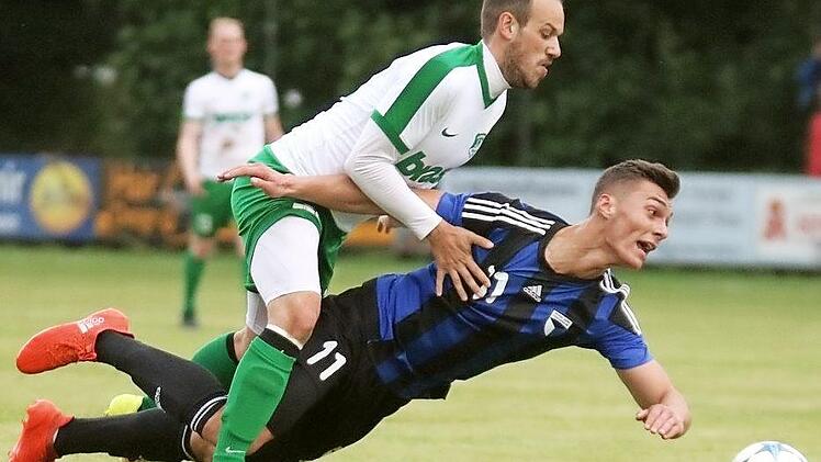 Die wohl entscheidende Szene des Spiels: David Mai wird von Tobias Schrod gehalten und fällt zu Boden. Die Konsequenzen waren ein Platzverweis und ein Freistoßtor von Selmani zum 1:0.  Foto: Matthias Hofmann