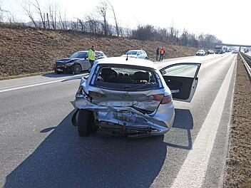 Nach einem Unfall am Freitag bei Bad Staffelstein musste die A73 teilweise gesperrt werden.  Ein Tr&uuml;mmerfeld erstreckte sich &uuml;ber mehr als 100 Meter. Foto: NEWS5 / Merzbach