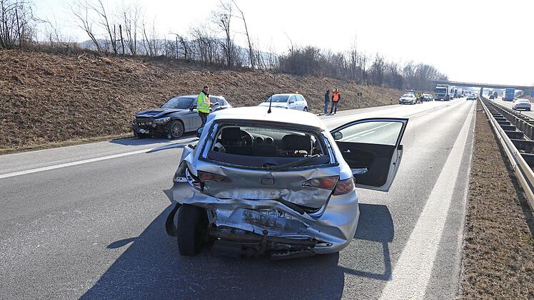 Nach einem Unfall am Freitag bei Bad Staffelstein musste die A73 teilweise gesperrt werden.  Ein Tr&uuml;mmerfeld erstreckte sich &uuml;ber mehr als 100 Meter. Foto: NEWS5 / Merzbach