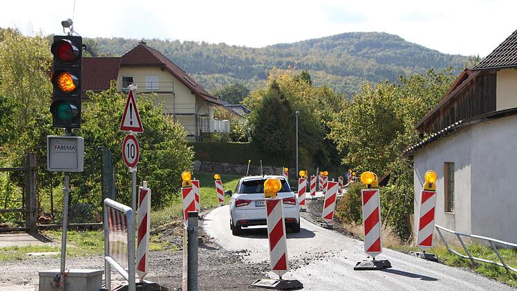 Ein kurzes Stück der Bahntrasse ist allerdings asphaltiert worden. Es dient als Umleitungsstrecke für die Riedenberger während einer Baustelle. Foto: Ulrike Müller