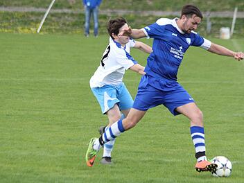 er Frimmersdorfer Micele Teixeira da Fons versucht Reundorfs Kapitän Lucas Frauenknecht (rechts) aufzuhalten.Hendrik Kowalsky