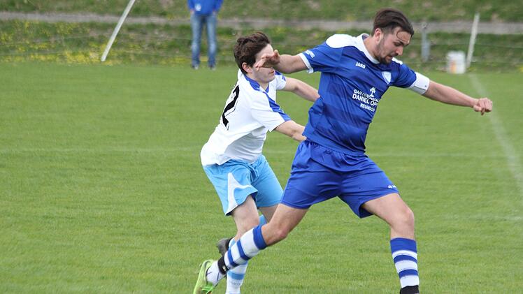 er Frimmersdorfer Micele Teixeira da Fons versucht Reundorfs Kapitän Lucas Frauenknecht (rechts) aufzuhalten.Hendrik Kowalsky