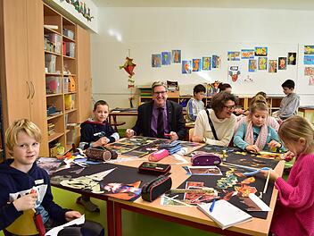 Die Grundschüler in Neunkirchen konnten ihre Vorstellungen für  das neue  Schulgebäude  einbringen. Foto: Petra Malbrich