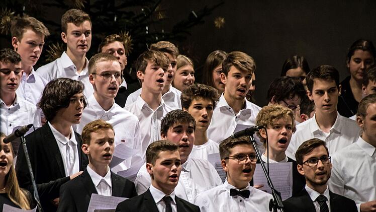 Zahlreiche Mitwirkende gestalteten die konzertante Weihnachtsfeier  des Casimirianums in St. Moriz - vom Vororchester bis zu den CaSingers und den CaSinfonikern unter der Leitung von Hans-Jürgen Hofmann.Foto: Jochen Berger
