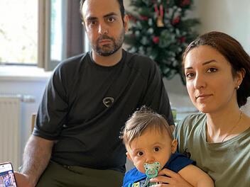 Sahar und Mohammed mussten den Iran verlassen, weil sie Christen geworden sind - im Hintergrund steht schon der Weihnachtsbaum.