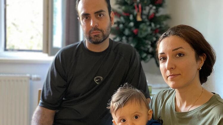Sahar und Mohammed mussten den Iran verlassen, weil sie Christen geworden sind - im Hintergrund steht schon der Weihnachtsbaum.