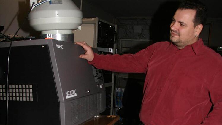 Marketingchef Andreas Gaube (36) ist stolz auf die moderne Ausstattung des Kulmbacher Cineplex - Tonqualität und 3D-Qualität sind top.