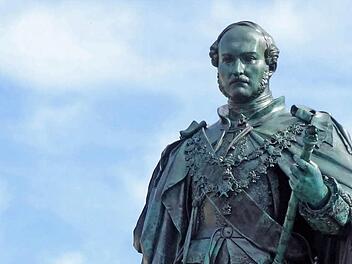 Frisch gereinigt: das Denkmal von Prinz Albert auf dem Coburger Marktplatz, das vor genau 150 Jahren feierlich eingeweiht wurde.Foto: Jochen Berger