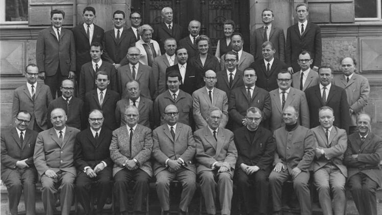 Das Kollegium des MGF-Gymnasiums Ende der sechziger Jahre: Thomas Gottschalk hat das Foto immer am Mann. Foto: Archiv / Stephan Tiroch