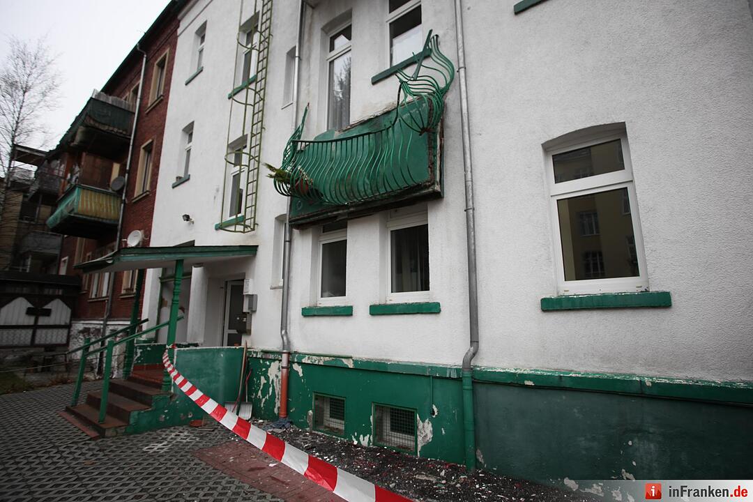 Hof: Balkon bricht ab