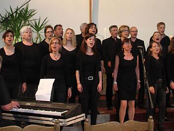 Der Main-Line-Gospel-Chor aus Schwarzach machte in der Auferstehungskirche mit seinen schwungvollen Gospelsongs und Evergreens den Auftakt zum gemeinsamen Konzert mit dem Jazz-Chor "92 Hertz" aus dem Saarland. Foto: Sonny Adam