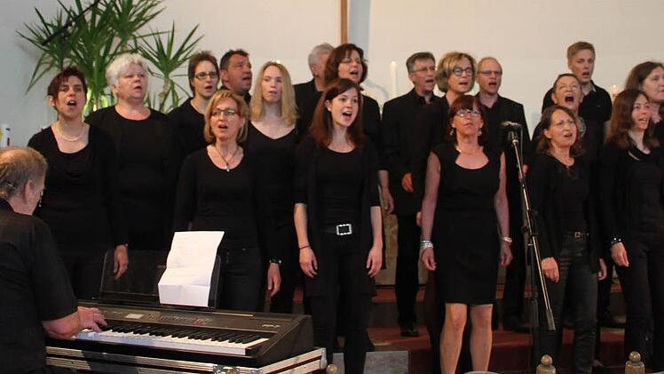 Der Main-Line-Gospel-Chor aus Schwarzach machte in der Auferstehungskirche mit seinen schwungvollen Gospelsongs und Evergreens den Auftakt zum gemeinsamen Konzert mit dem Jazz-Chor "92 Hertz" aus dem Saarland. Foto: Sonny Adam