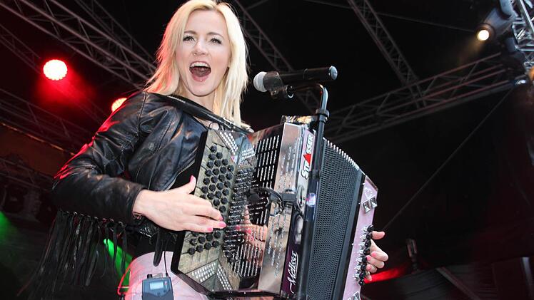 Melissa Naschenweng traf den Gute-Laune-Nerv der 800 Fans. Obendrein brachte sie die steirische Harmonika zum Glühen.