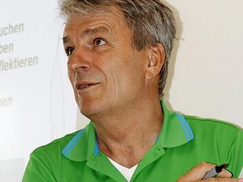 Der Schulpsychologe Stephan Deiner sprach in Knetzgau mit den Lehrern.  Foto: Sabine Weinbeer