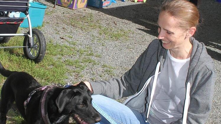 Tierheimleiterin Susanne Schilling mit Mira, einem ihrer Schützlinge Foto: Sonny Adam