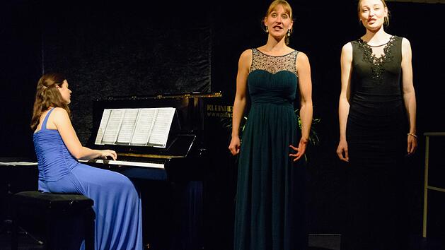 Esthea Kruger (Klavier), Anna Lena M&uuml;ller (Sopran), Lena Elisabeth Vogler (Mezzosporan) beim Konzert in N&uuml;dlingen. Bj&ouml;rn Hein