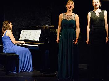 Esthea Kruger (Klavier), Anna Lena Müller (Sopran), Lena Elisabeth Vogler (Mezzosporan) beim Konzert in Nüdlingen. Björn Hein