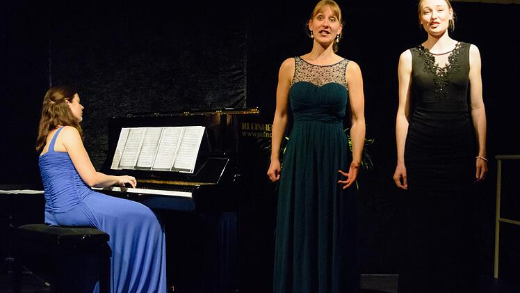Esthea Kruger (Klavier), Anna Lena Müller (Sopran), Lena Elisabeth Vogler (Mezzosporan) beim Konzert in Nüdlingen. Björn Hein
