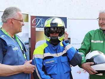 Innenminister Joachim Herrmann stellte die neue blaue Motorradkleidung der bayerischen Polizei vor. Das neue Outfit zeigt Herbert Krauß vom Polizeipräsidium München, das grüne Vorgängermodell der stellvertretende oberfränkische Polizeipräsident Udo Skrzypczak.Barbara Herbst