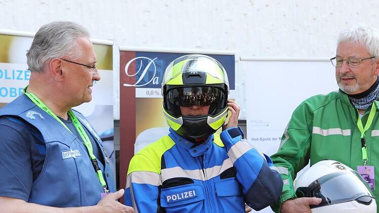 Innenminister Joachim Herrmann stellte die neue blaue Motorradkleidung der bayerischen Polizei vor. Das neue Outfit zeigt Herbert Krauß vom Polizeipräsidium München, das grüne Vorgängermodell der stellvertretende oberfränkische Polizeipräsident Udo Skrzypczak.Barbara Herbst