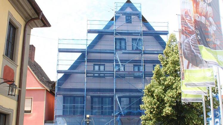 Das Café in zentraler Lage neben dem Lichtenfelser Rathaus ist derzeit noch eingerüstet. Die unteren Etagen des Anfang der 1980er Jahre von der Familie Raab errichteten Hauses werden komplett umgebaut.