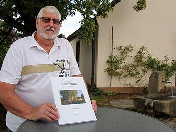 Alexander Stich, langjähriger Vorsitzender des Obst- und Gartenbauvereins, der neben der Freiwilligen Feuerwehr und der Dorfjugend das Leben im Dorf prägt, hatte eigens zum Jubiläum eine neue Dorfchronik erstellt. Foto: Bettina Knauth
