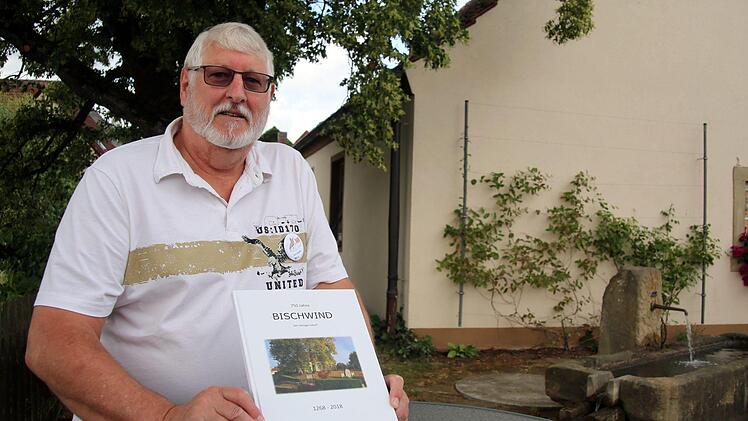 Alexander Stich, langjähriger Vorsitzender des Obst- und Gartenbauvereins, der neben der Freiwilligen Feuerwehr und der Dorfjugend das Leben im Dorf prägt, hatte eigens zum Jubiläum eine neue Dorfchronik erstellt. Foto: Bettina Knauth